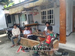 Babinsa Ende Laksanakan Komsos dan Himbau Warga Tetap Waspada di Lingkungan Setempat