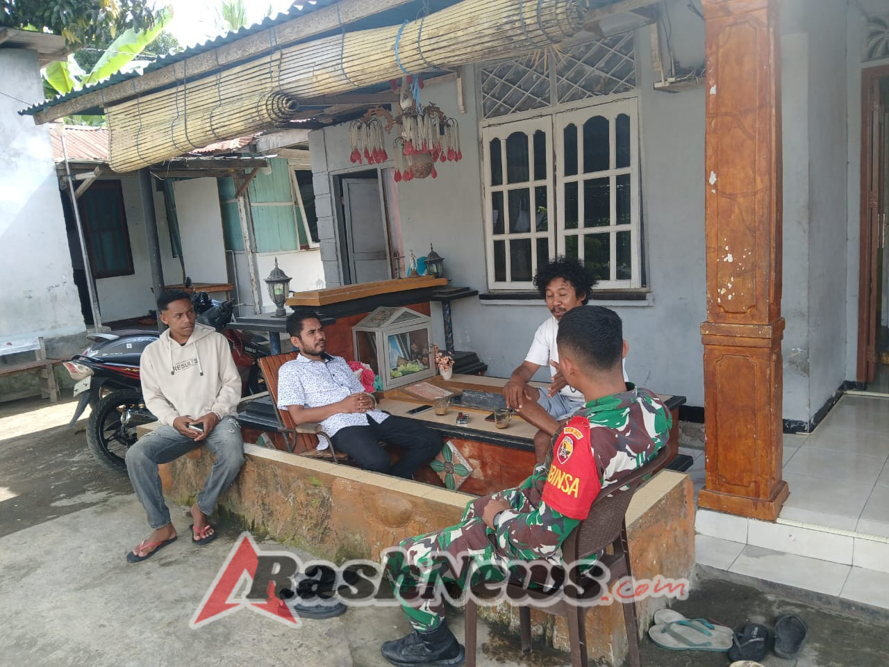 Babinsa Ende Laksanakan Komsos dan Himbau Warga Tetap Waspada di Lingkungan Setempat