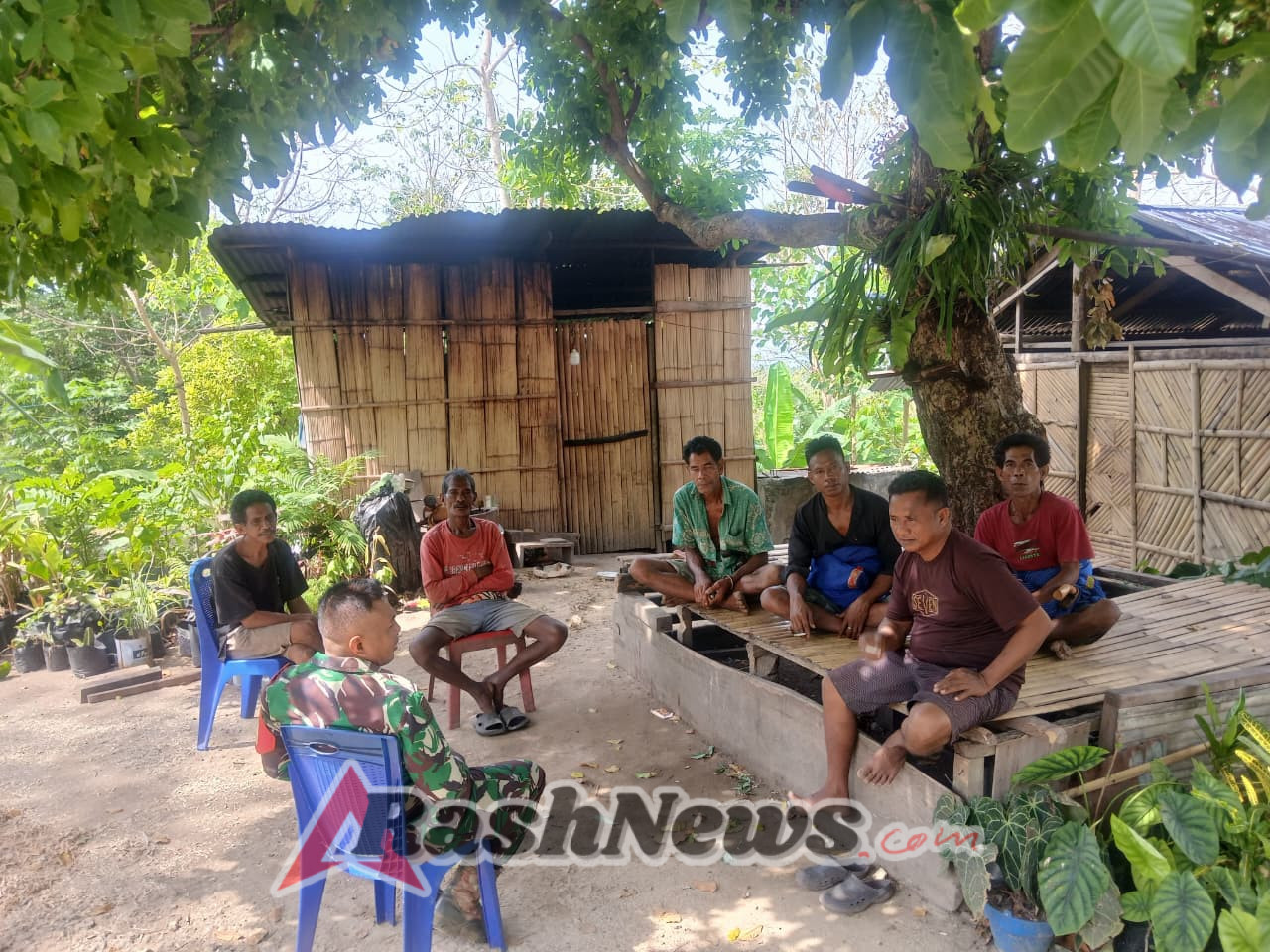 Wujud Pembinaan Teritorial, Babinsa Laksanakan Komsos Kamtibmas di Laboya Barat