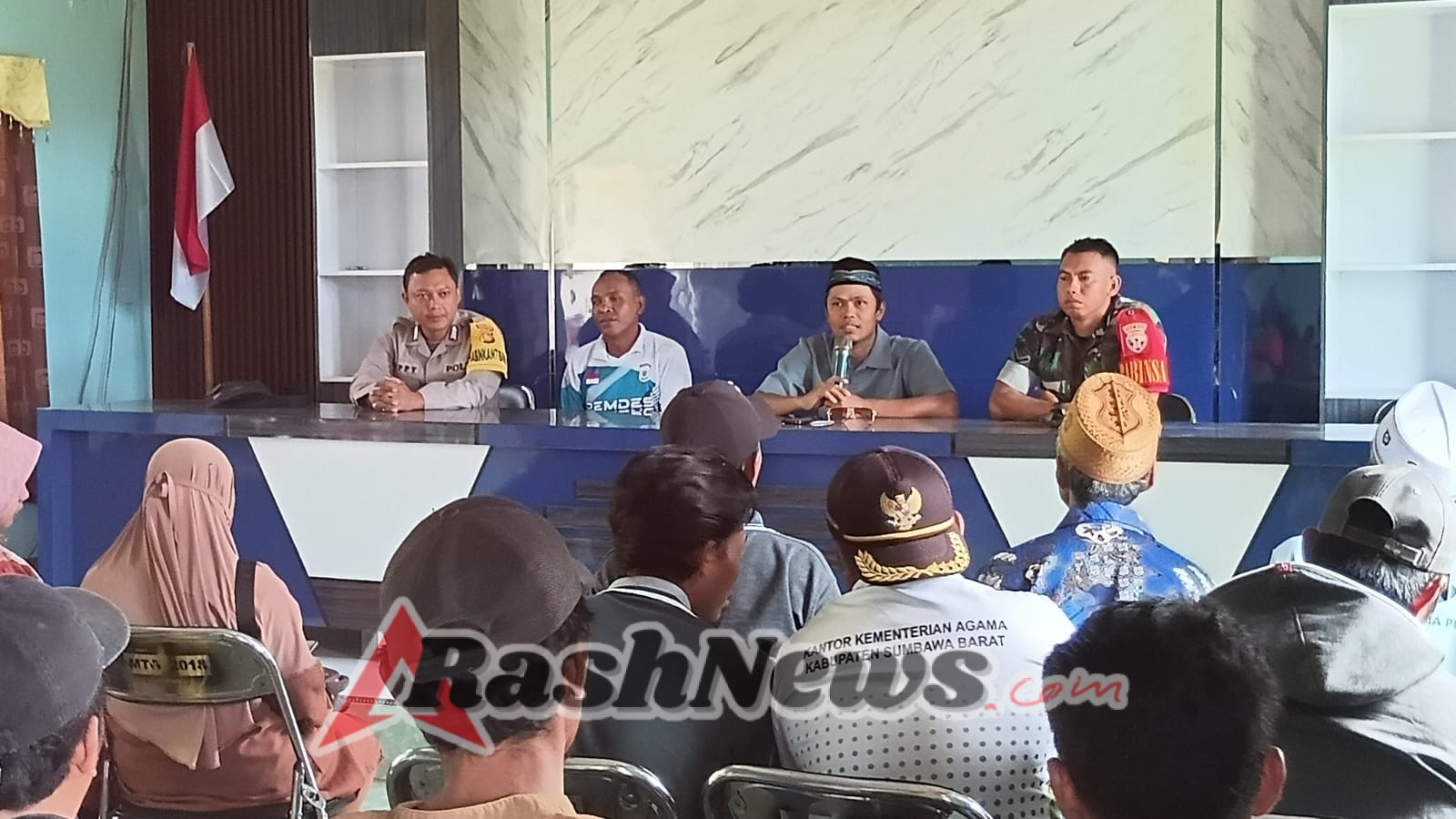 Babinsa dan Bhabinkamtibmas Jaga Kondusifitas Penyaluran Honorarium Desa Moteng