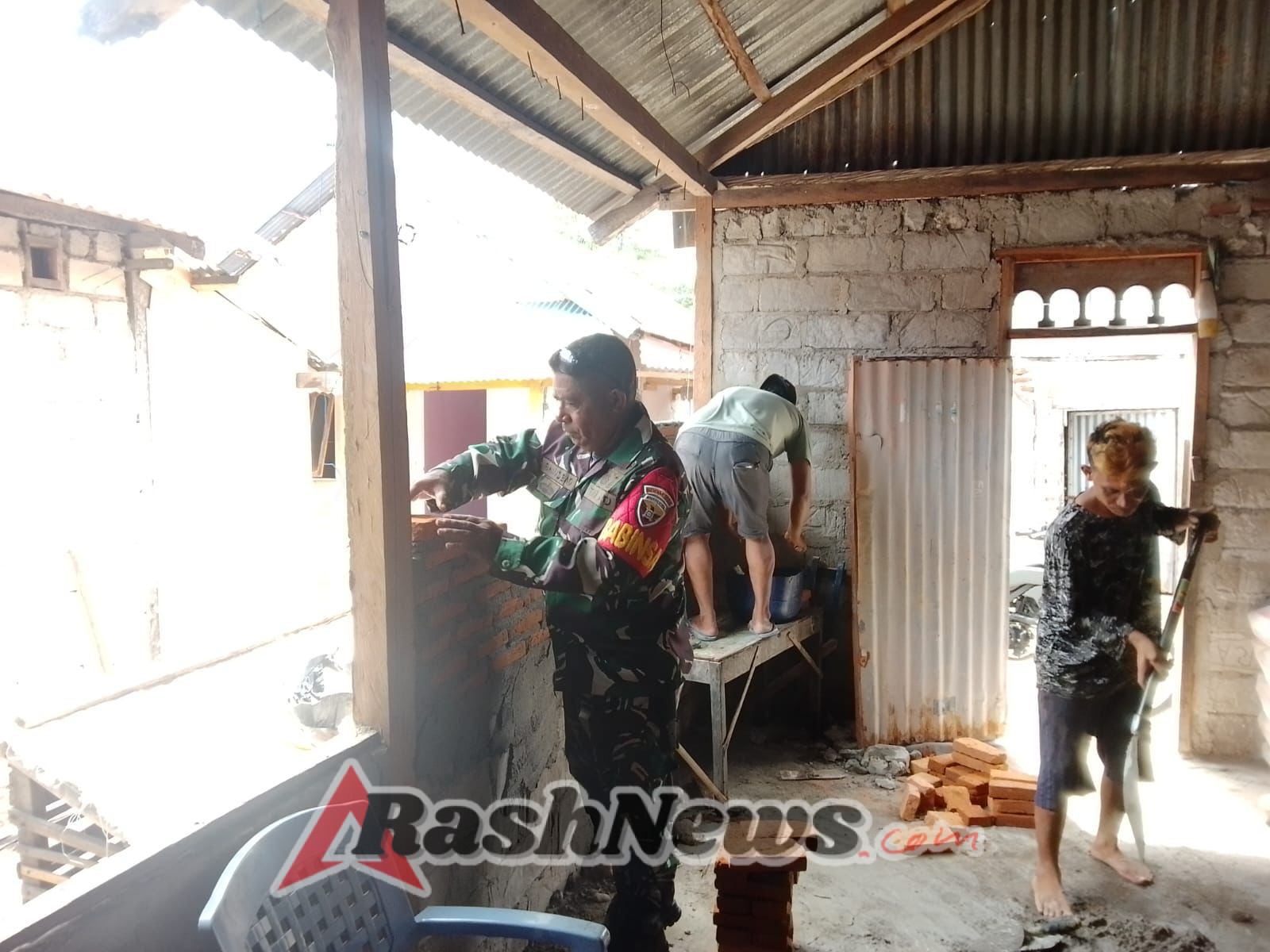 Peduli Warga, Babinsa Pandai Turun Tangan Bantu Pemasangan Tembok Rumah