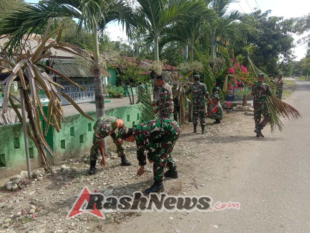 Ciptakan Lingkungan Yang Bersih, Anggota Koramil Kobalima Bersihkan Pangkalan Koramil