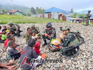 Kesehatan Door to Door Satgas Yonif 743/PSY Beri Pelayanan Kesehatan Gratis Bagi Masyarakat