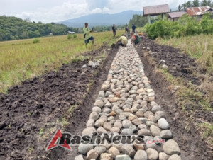 Babinsa Koramil 1602-04/Maurole Aktif Gotong Royong, Tingkatkan Rasa Aman dan Solidaritas Warga