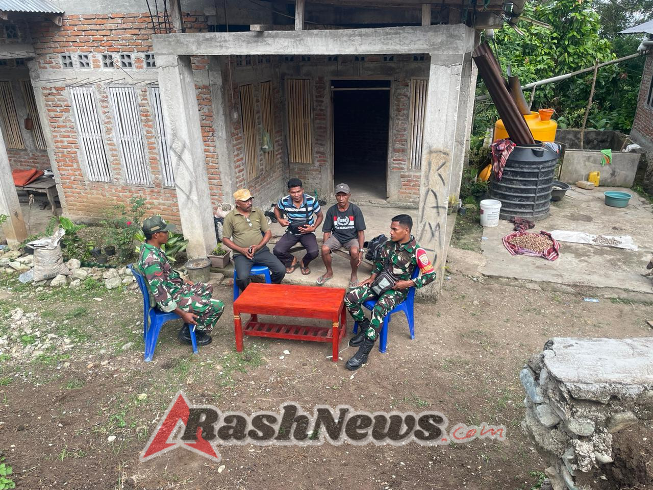 Kehadiran Babinsa di Desa Tiwe Rhea Perkuat Hubungan TNI-Rakyat dan Pantau Kamtibmas