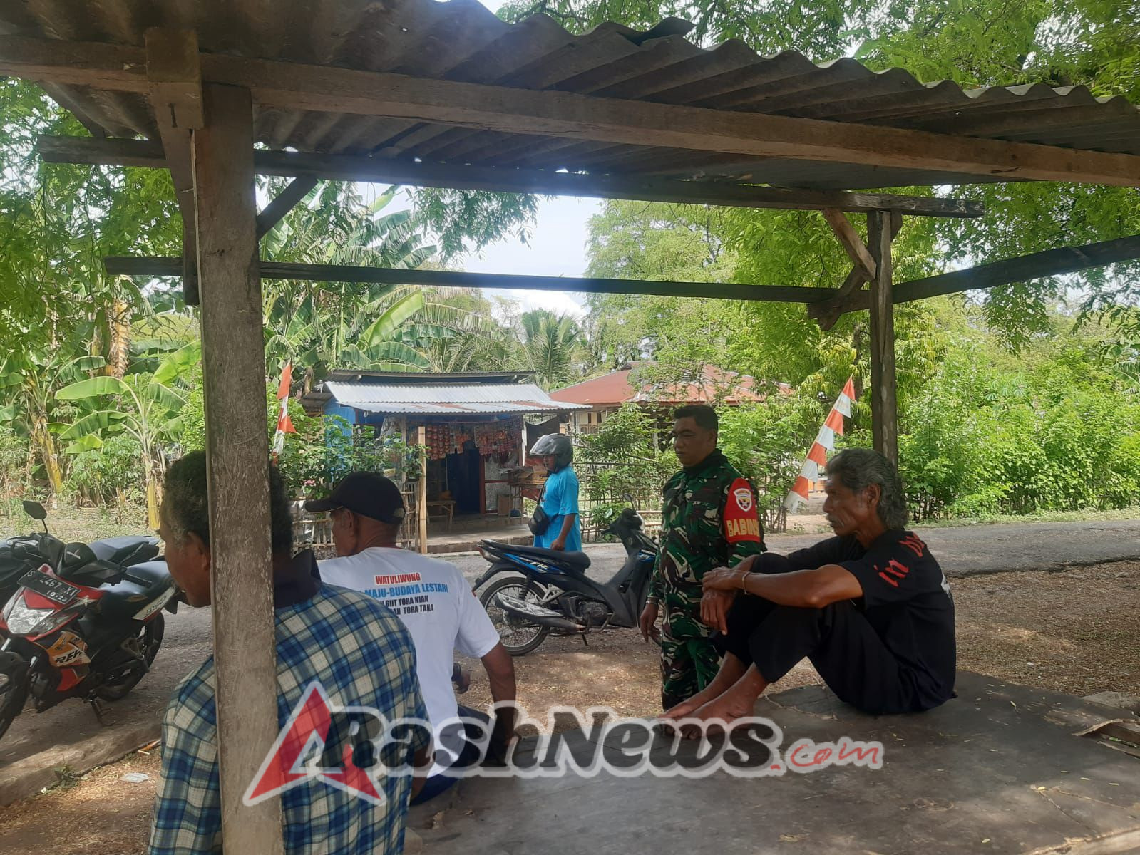 TNI-Masyarakat Perkuat Kebersamaan, Babinsa Gelar Komsos di Watuliwung