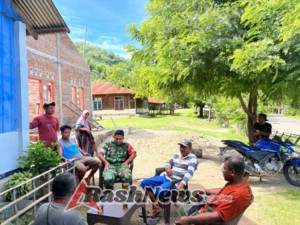 Babinsa Maurole Gelar Komsos, Dorong Warga Jaga Ketertiban Lingkungan