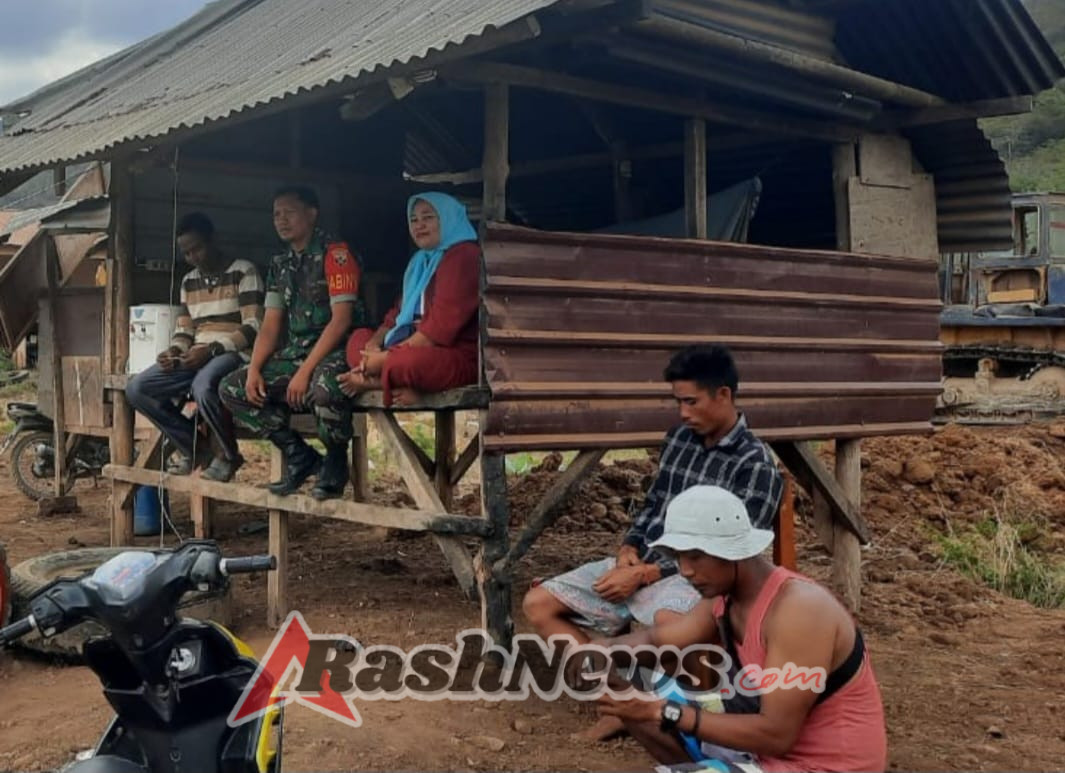 Babinsa Desa Pela dan Parado Ajak Warga Jaga Kebersihan dan Tali Silaturahmi