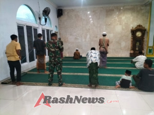 Sinergi Spiritualitas dan Tugas, Babinsa Bolo Madapangga Laksanakan Sholat Subuh Bersama Warga