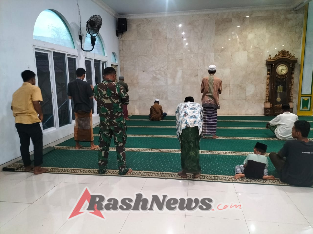 Sinergi Spiritualitas dan Tugas, Babinsa Bolo Madapangga Laksanakan Sholat Subuh Bersama Warga