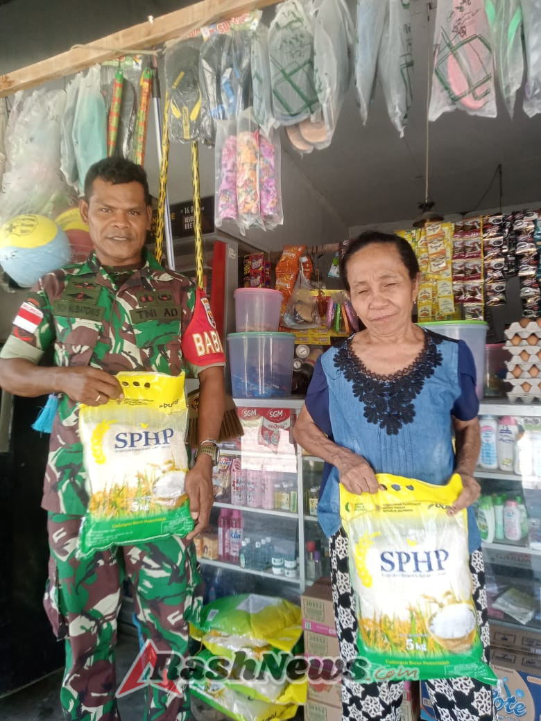 Gerakan Pangan Murah: Babinsa Koramil 1627-03 Bantu Masyarakat Akses Beras Terjangkau