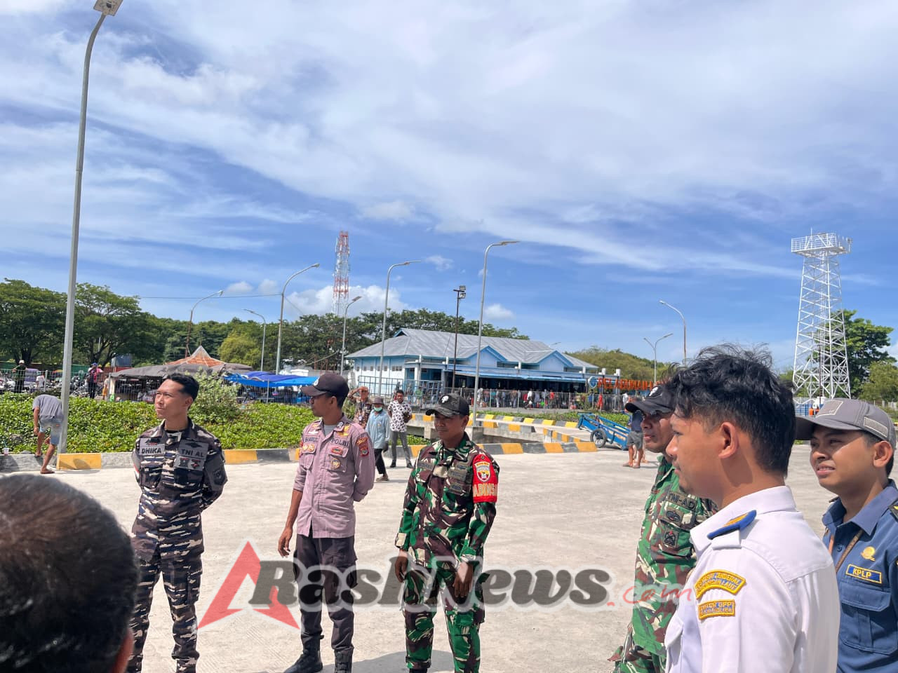 Sinergi Babinsa dan Petugas Pelabuhan Amankan Arus Penumpang KM Bukit Siguntang
