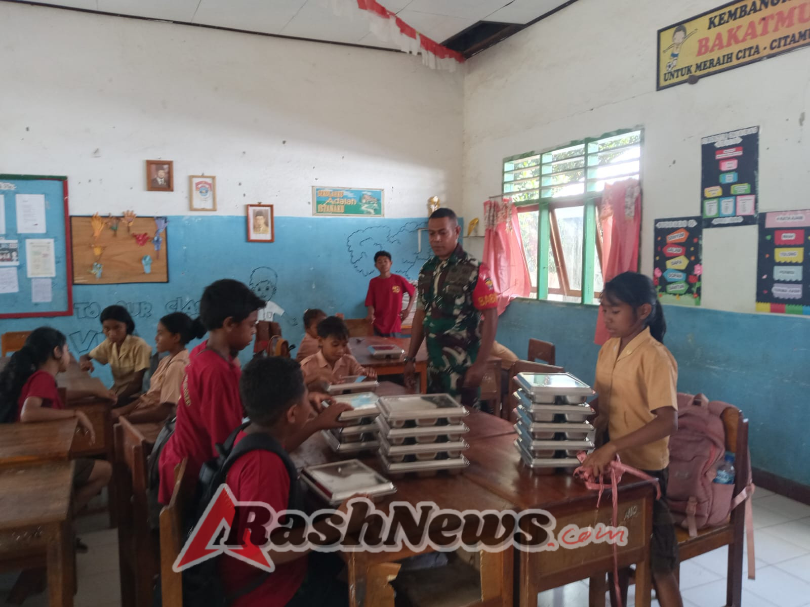 TNI AD Lewoleba Fasilitasi Keamanan Distribusi Makanan Bergizi Gratis di Dunia Pendidikan