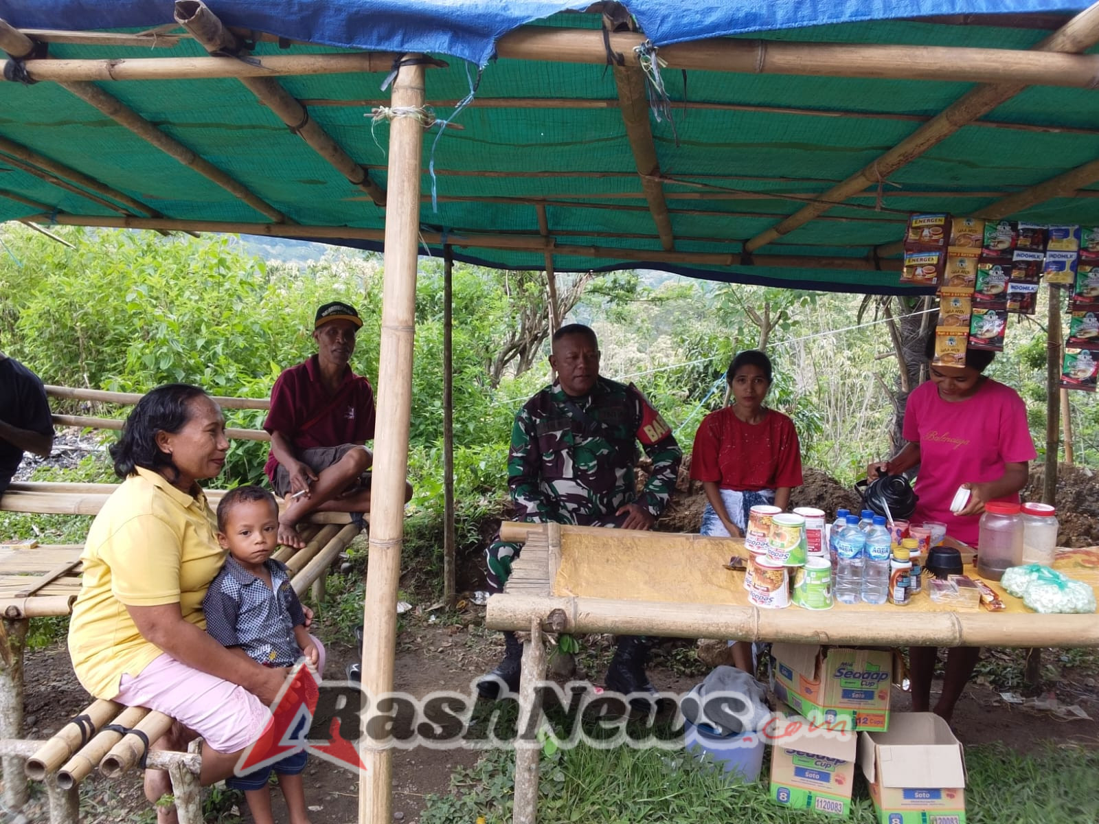 Komsos & Pamwil Babinsa Ende: TNI Hadir Dekat dengan Warga Desa Lise Puu