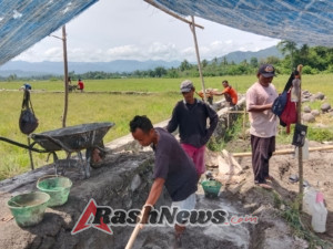 Babinsa Koramil Detusoko Aktif Dukung Program Ketahanan Pangan melalui Pendampingan Irigasi