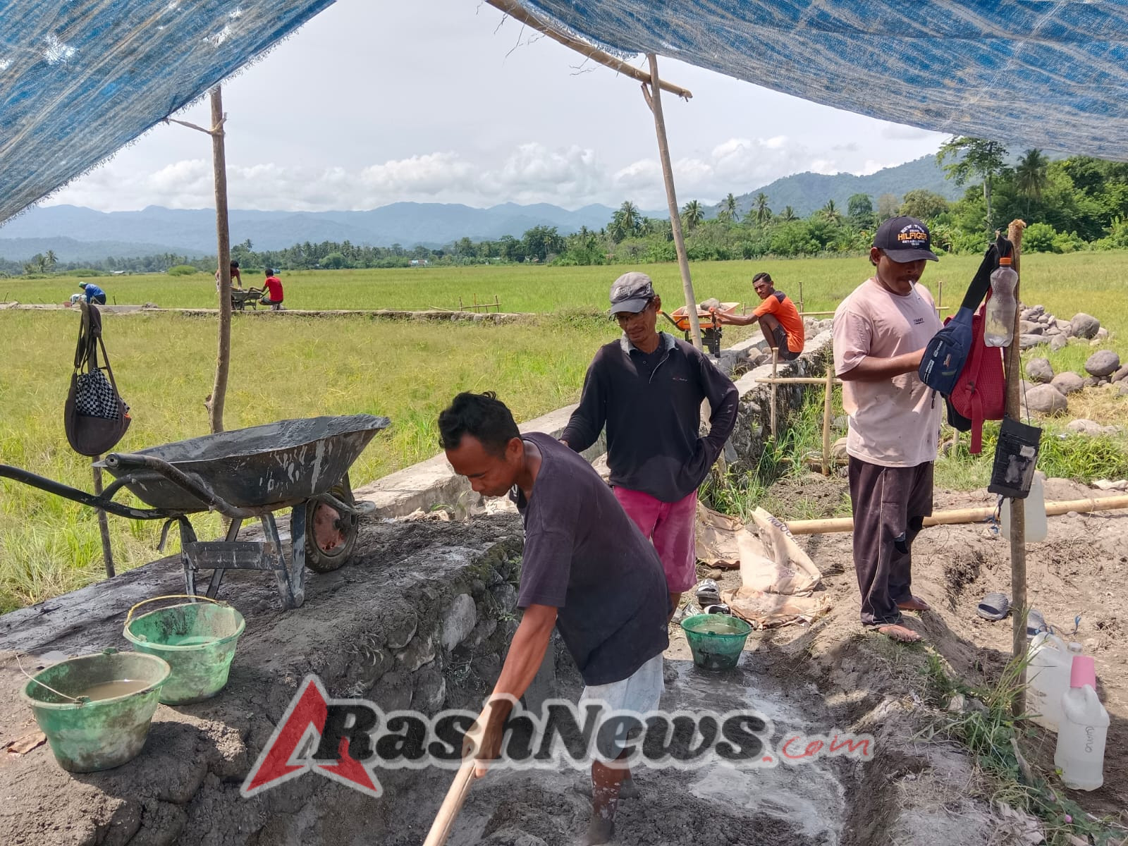 Babinsa Koramil Detusoko Aktif Dukung Program Ketahanan Pangan melalui Pendampingan Irigasi