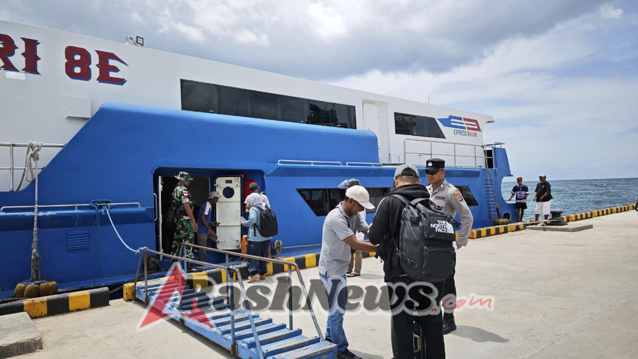 Transportasi Laut Terkendali, Babinsa Berjaga di Pelabuhan Ba’a Pantau Mobilitas Penumpang