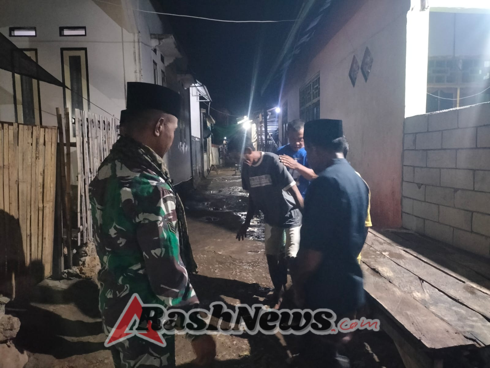 Koramil 1608-03/Sape Bersama Aparat Desa Gelar Patroli Malam Cegah Gangguan Kamtibmas