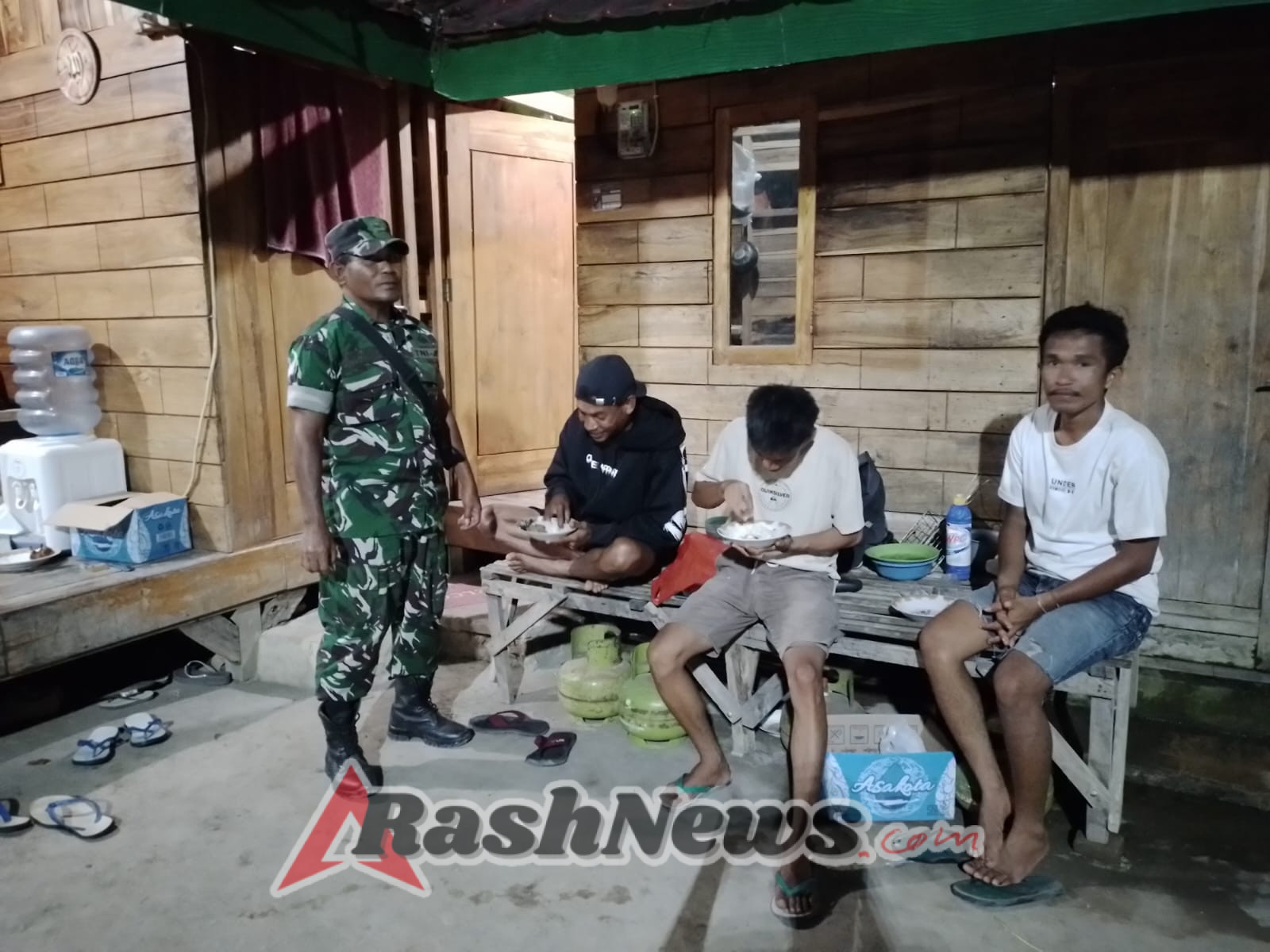 Jaga Keamanan Desa, Babinsa Lakukan Patroli dan Ronda Malam di Wilayah Binaan