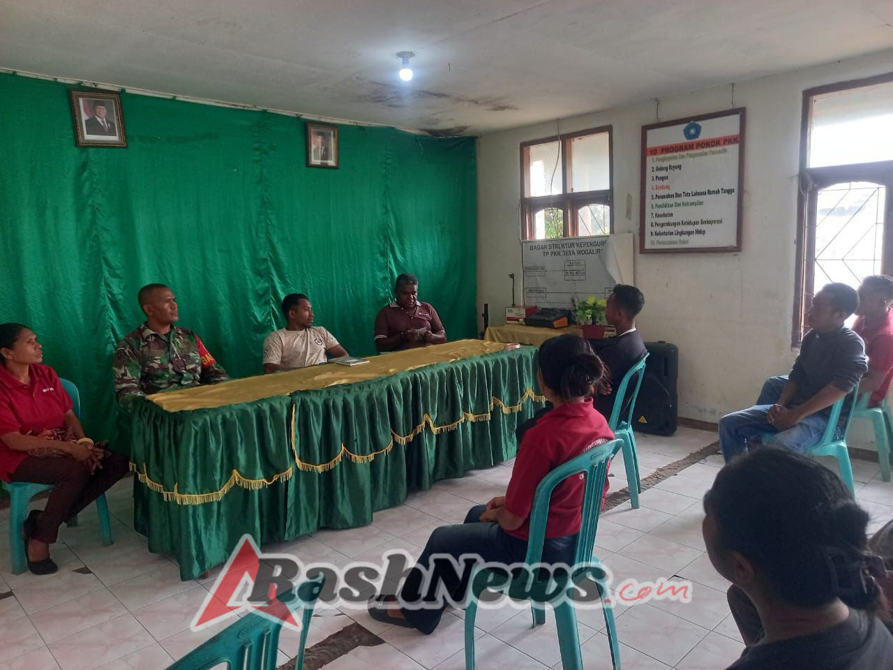 Sertu Fonseca Perkuat Harmoni Desa Lewat Mediasi di Aula Kantor Desa