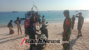 Babinsa Sertu Virgilio Tegaskan Disiplin Keselamatan bagi Penumpang Perahu Rakyat