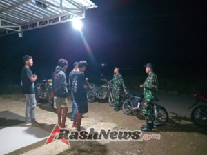 Patroli Kamtibmas: Personel Koramil Macang Pacar Intensifkan Pengawasan di Wilayah Binaan