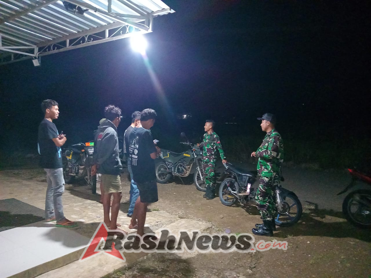 Patroli Kamtibmas: Personel Koramil Macang Pacar Intensifkan Pengawasan di Wilayah Binaan