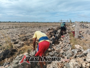 Peran Babinsa Meningkatkan Ketahanan Pangan Lewat Pembuatan Saluran Irigasi