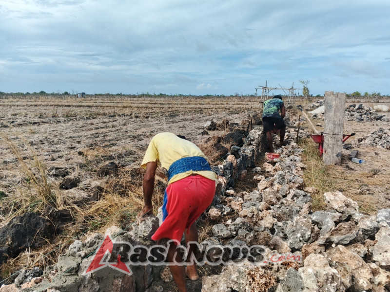 Peran Babinsa Meningkatkan Ketahanan Pangan Lewat Pembuatan Saluran Irigasi