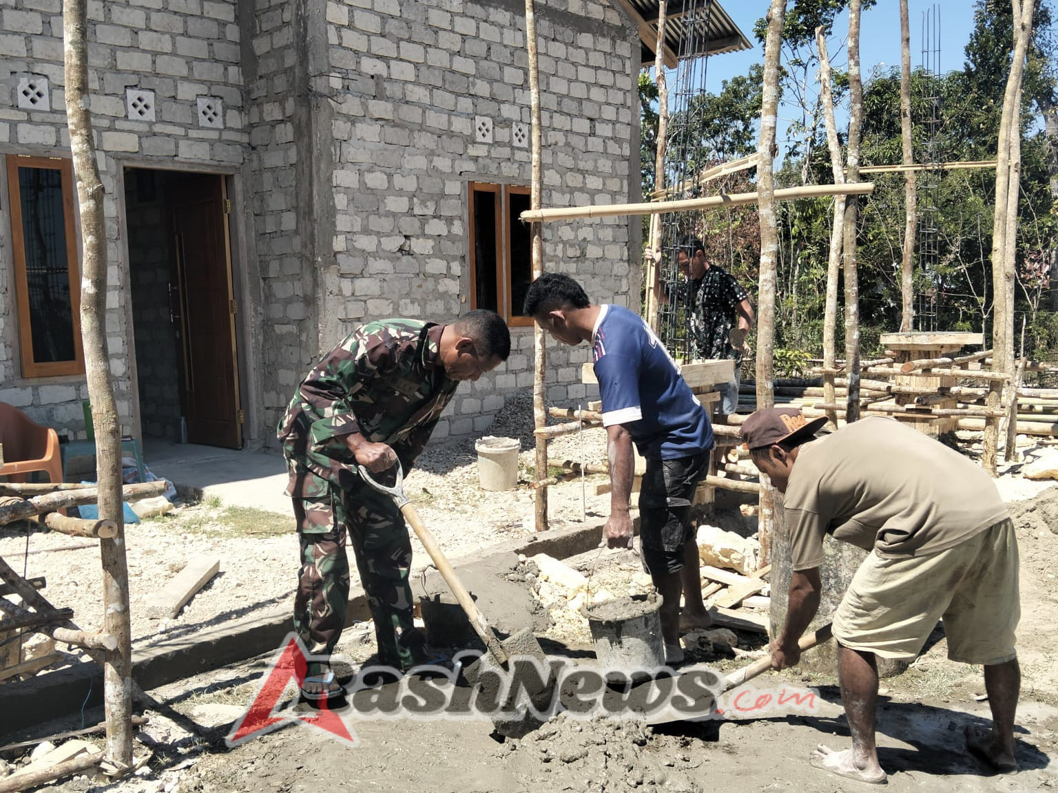 Babinsa dan Warga Sobarade Kompak Laksanakan Gotong Royong Bangun Rumah