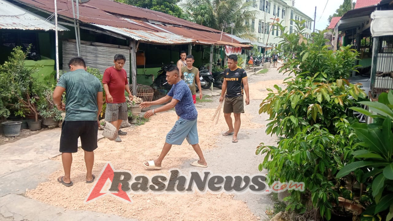 @.Antisipasi Kecelakaan, Ketua RT 26. RW.06, Asten Kuanino Bersama Warga Kerja Bakti Tambal Jalan Rusak.