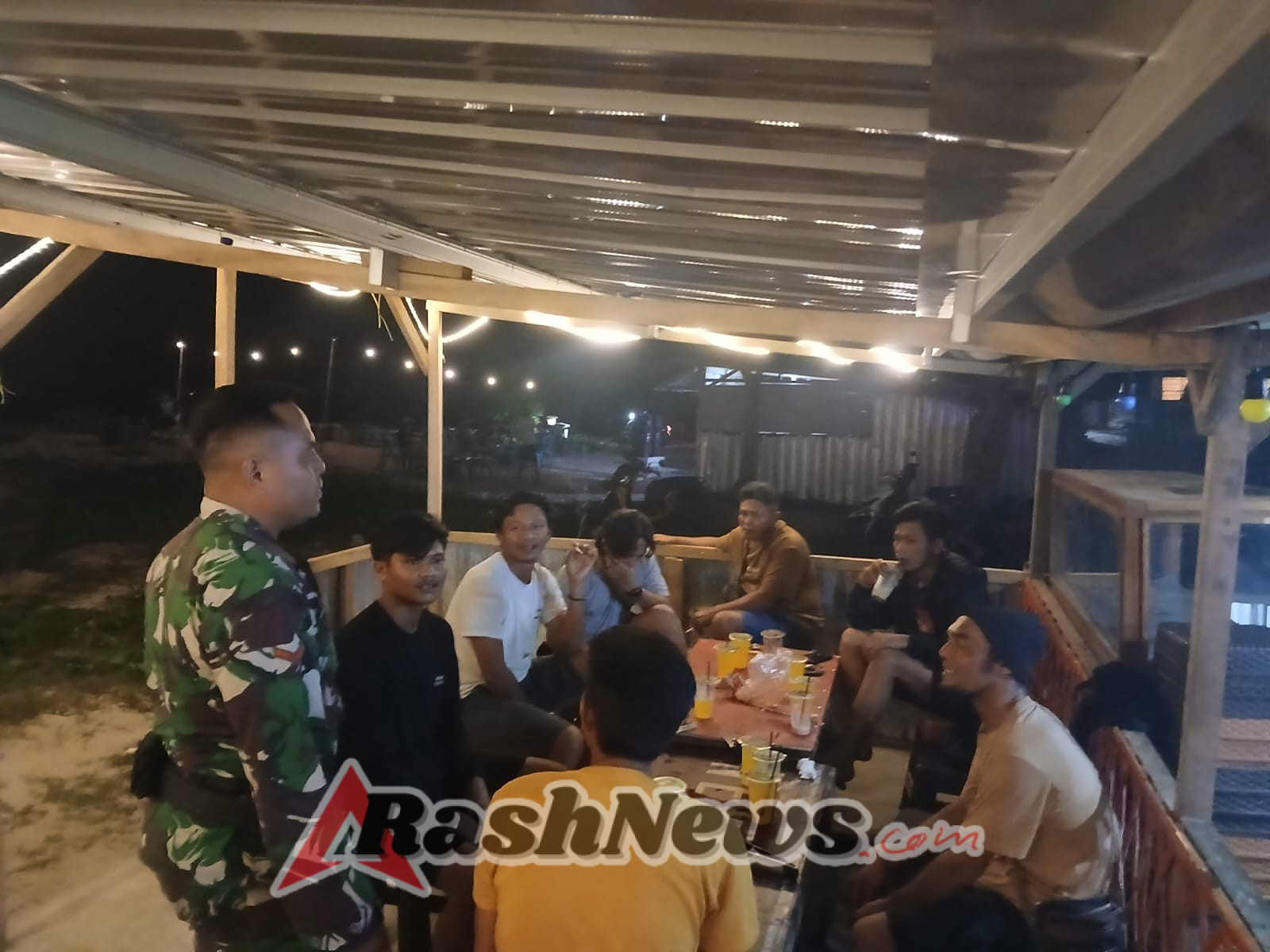 Jaga Keamanan, Babinsa Pasir Putih Pantau Aktivitas Malam di Area Hiburan dan Pantai Maluk