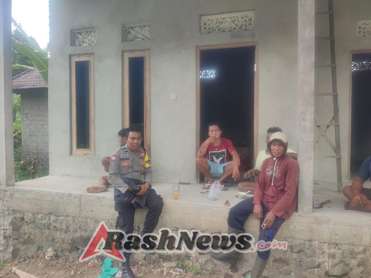 Bhabinkamtibmas Desa Tri Eka Buana Sambangi Warga Di Desa Binaannya