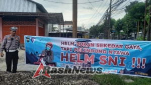 Ops Zebra Agung 2025, Subsatgas Dikmas Pasang Spanduk Imbau Keselamatan Pengendara