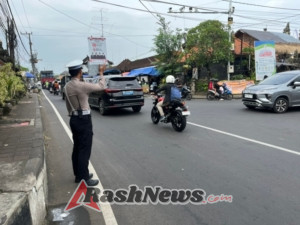 Dukung Kamseltibcar Lantas, Polsek Abiansemal Rutin Laksanakan Pengaturan Sore Hari