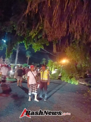 Polsek Banjarangkan dan BPBD Evakuasi Pohon Tumbang di Simpang Empat Takmung