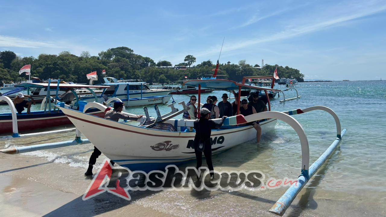 Sat Polairud Polres Karangasem, Bantu Warga Nelayan Mendorong Perahu Antar Wisatawan Snorkling