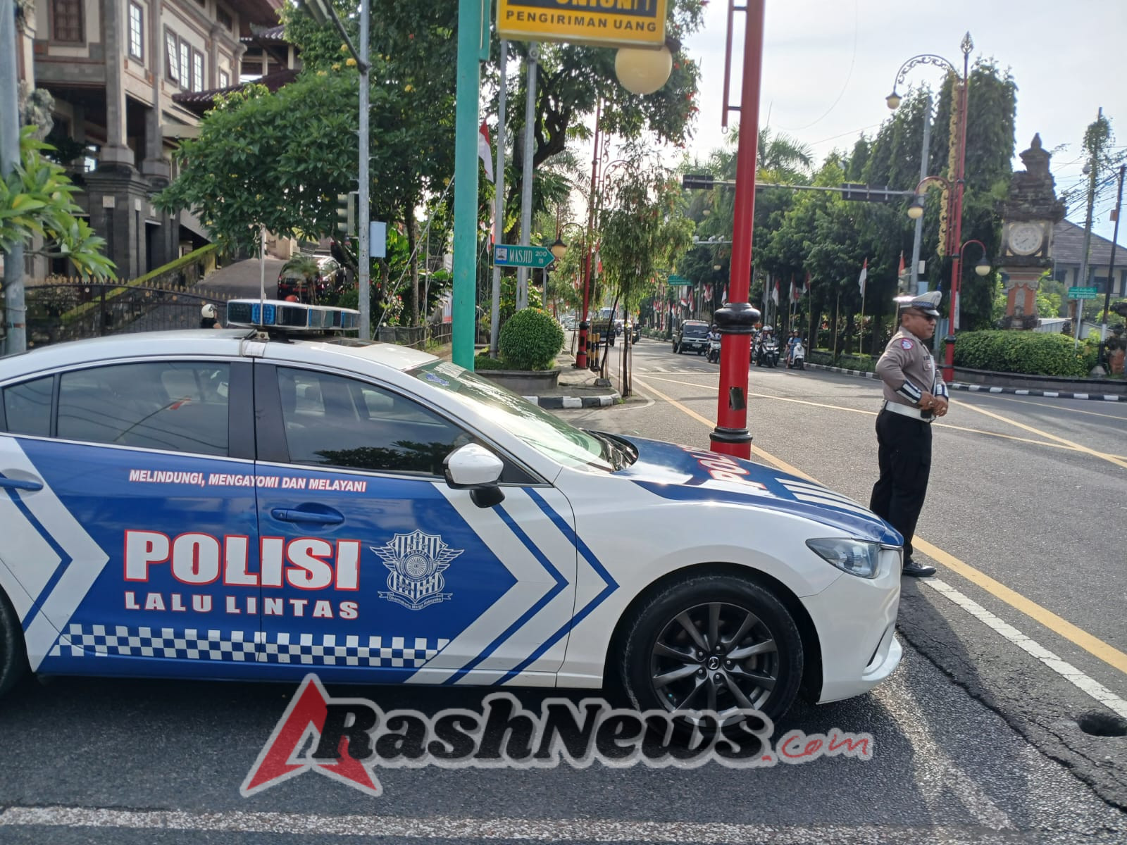 Personel Polres Gianyar Intensifkan Pengaturan Lalu Lintas di Hari Minggu Demi Kenyamanan Masyarakat