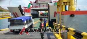 Tingkatkan Kamtibmas, Serda Beni Laksanakan Pengamanan di Pelabuhan Poto Tano