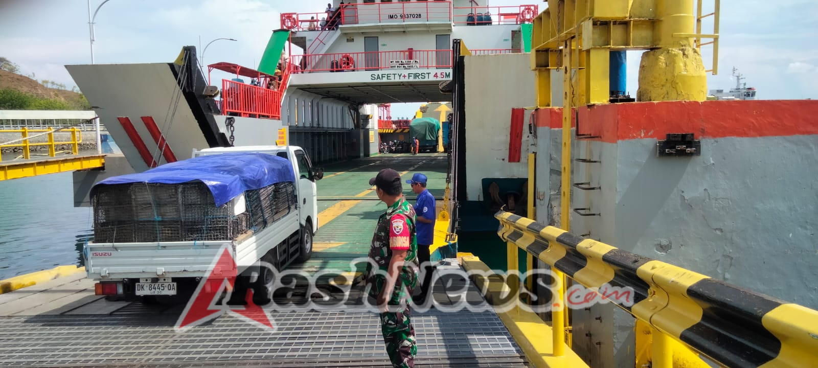 Tingkatkan Kamtibmas, Serda Beni Laksanakan Pengamanan di Pelabuhan Poto Tano