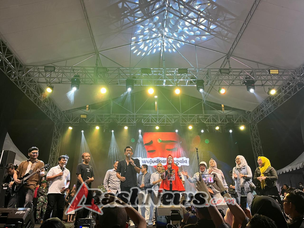 Dukung Hiburan Rakyat, Kasdim 1628/KSB Turun Langsung Pada Konser ADA Band di Alun-Alun Taliwang