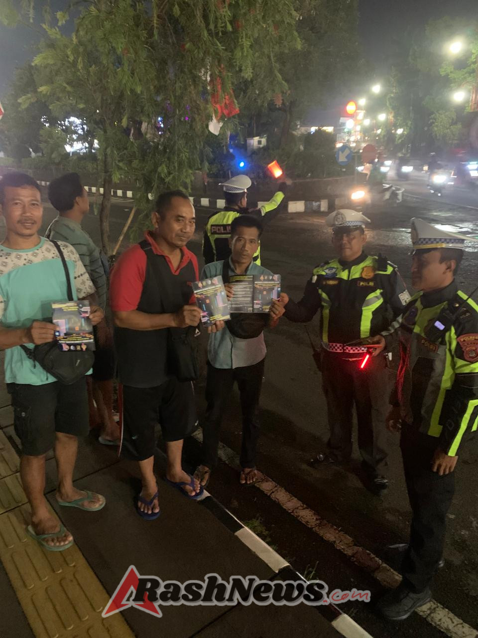 Personel Ops Zebra Agung 2025 Polres Gianyar Gencarkan Edukasi Tertib Berlalu Lintas di Jalan Ngurah Rai