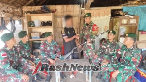 Satgas Pamtas Yonarhanud 2 Kostrad Terima Pucuk Senjata Api dari Warga Perbatasan