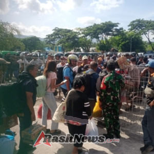 Babinsa Bersama Instansi Terkait Jaga Ketertiban Pelabuhan Lewoleba