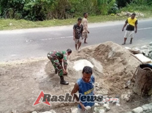 Karya Bakti Babinsa Koramil 03/Paga Wujudkan Akses Jalan yang Aman dari Ancaman Longsor