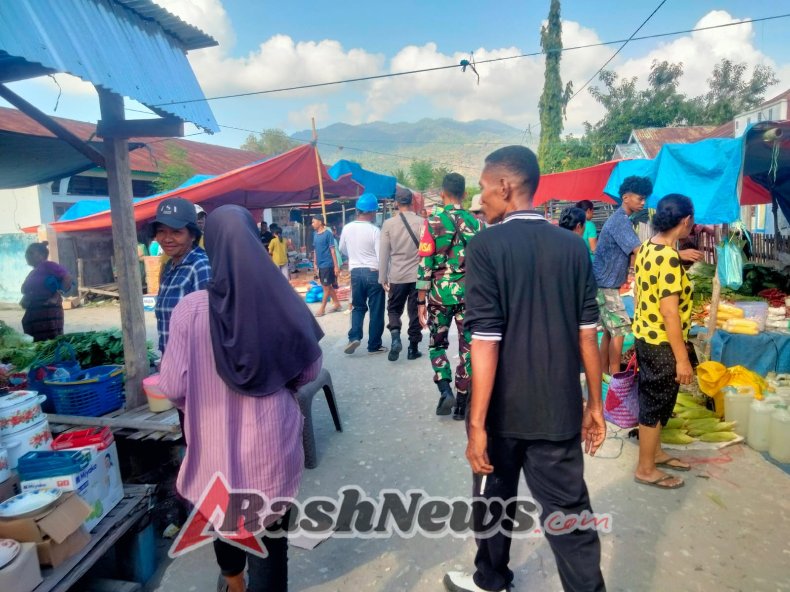 Babinsa Koramil 1602-04/Maurole Maksimalkan Pengamanan Pasar dan Monitoring Wilayah Binaan