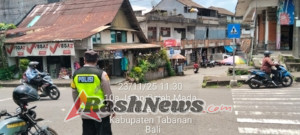 Polsek Pupuan Laksanakan Pengaturan di Simpang Pasar Pupuan Antisipasi Aktivitas Jual Beli di Hari Minggu