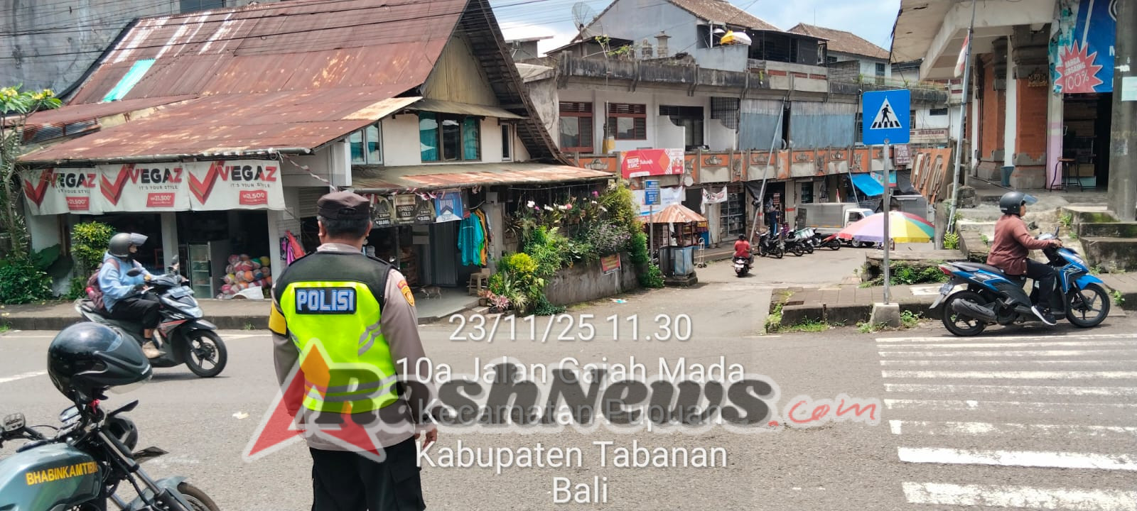 Polsek Pupuan Laksanakan Pengaturan di Simpang Pasar Pupuan Antisipasi Aktivitas Jual Beli di Hari Minggu