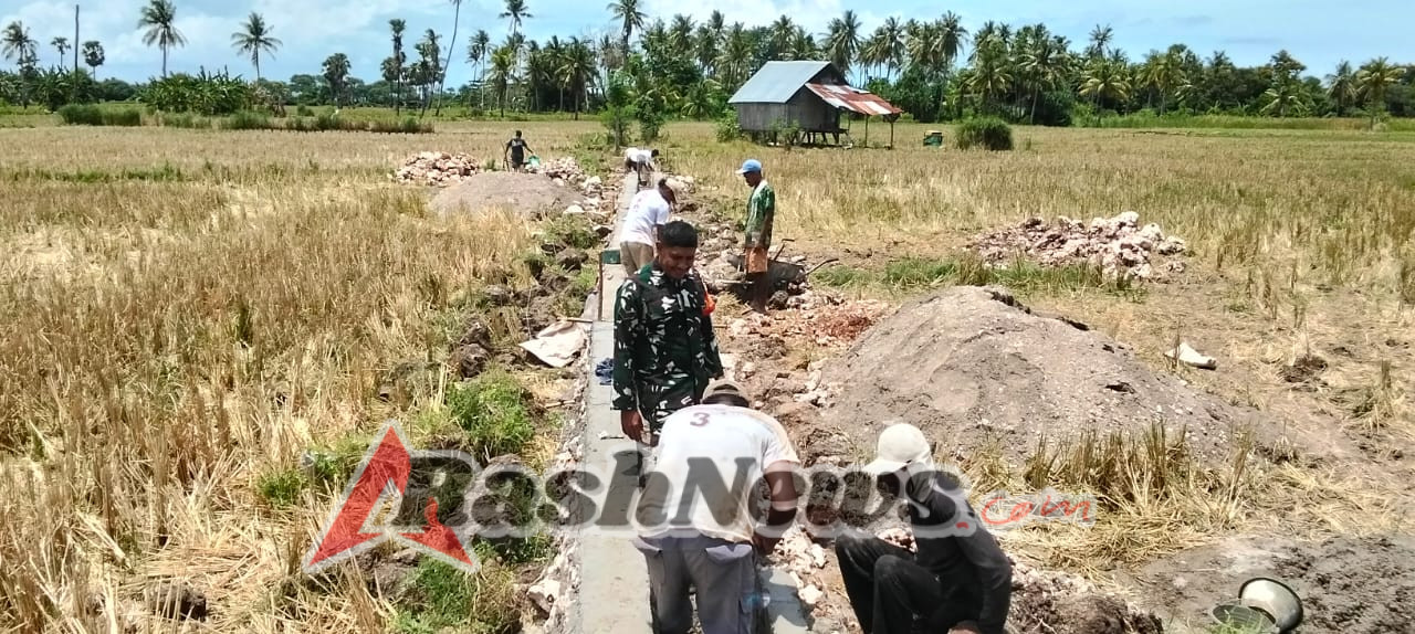 Sinergi Babinsa Dan Warga Perbaiki Saluran Air