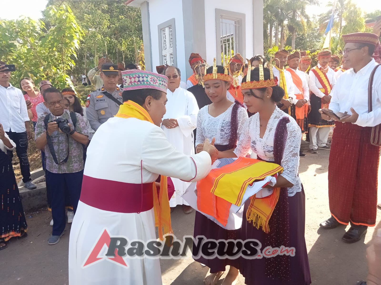 Penerimaan Sakramen Krisma di Paroki Ponggeok Berlangsung Meriah, Danramil 1612-05/Satar messe dan Uskup Ruteng Sampaikan Pesan Kebersamaan